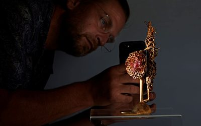 Kámen mudrců se nehledá ve zlatě. Hanuš Lamr staví na Hradě vlastní kunstkomoru